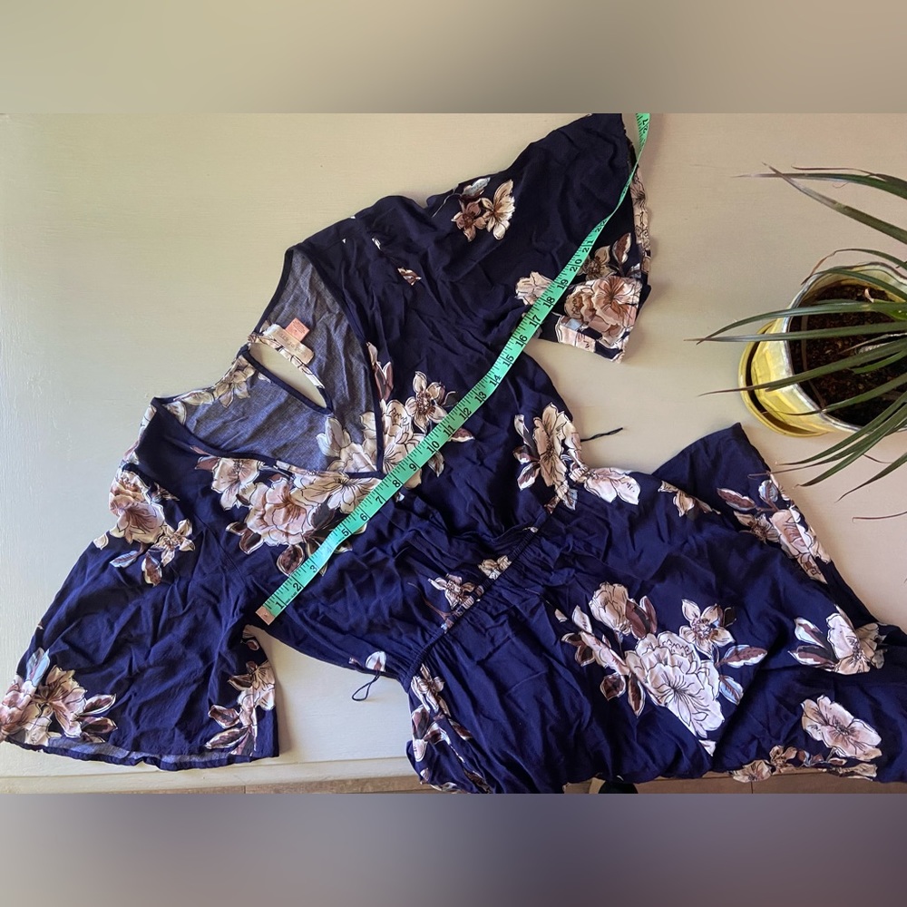 Band of Gypsies Jumpsuit Navy Floral sz M Short Flared Sleeves V Neck - Picture 5 of 11